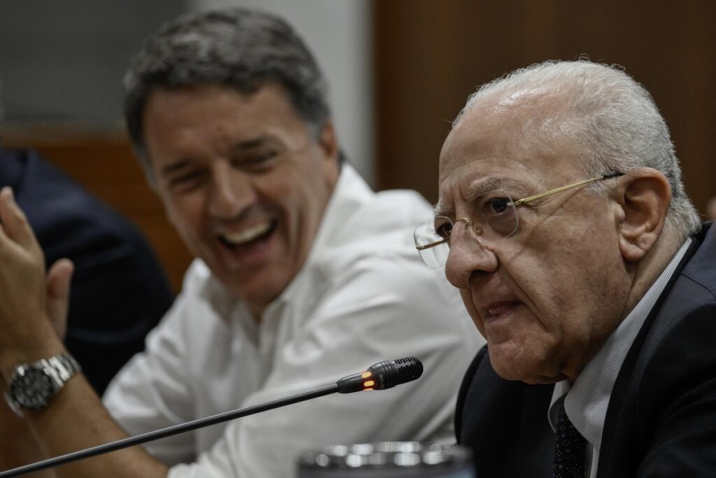 Renzi presenta la Leopolda: attesi De Luca, Bonaccini e Bartolo, focus sulla sicurezza e candidature in Sicilia