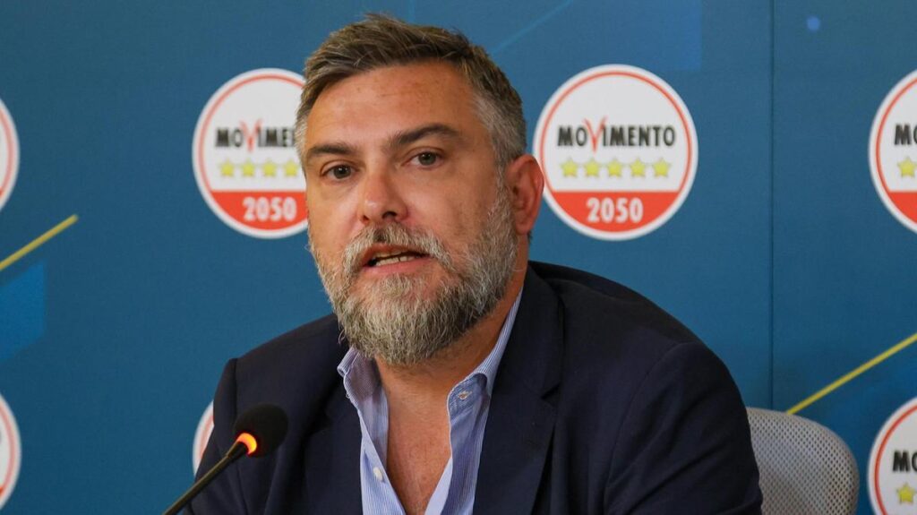 Ricciardi (M5s): "Gazebo e voto online per ampliare la base del movimento"