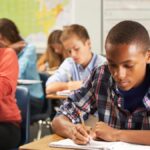Riflette la questione della presenza di studenti stranieri nelle classi italiane: ricerche a confronto