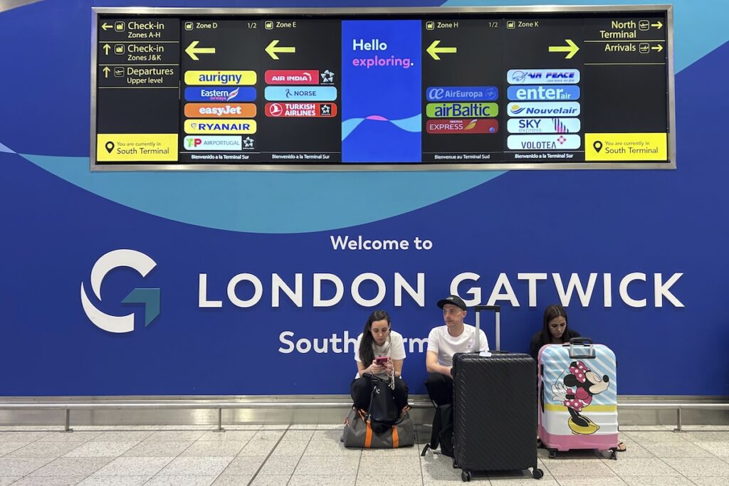 Ritardi e cancellazioni in centinaia di voli negli aeroporti britannici e irlandesi per problemi tecnici di NATS