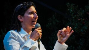 Schlein sotto pressione: questioni chiave e primarie in discussione mentre Conte approfitta della situazione