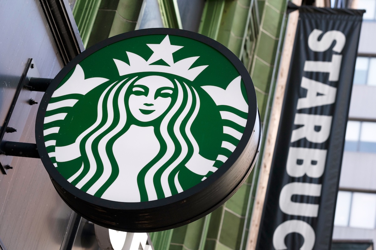 Starbucks annuncia la chiusura di 250 negozi in Nord America entro questa settimana