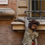 Studente di Bologna appende manichino di Valditara in segno di protesta all'inizio dell'anno scolastico