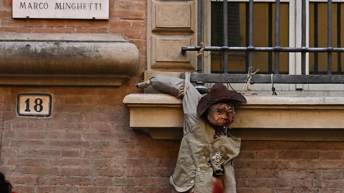 Studente di Bologna appende manichino di Valditara in segno di protesta all'inizio dell'anno scolastico
