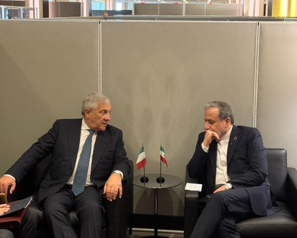 Tajani incontra il ministro degli esteri iraniano Araghchi a New York per discutere navigazione e diritti umani