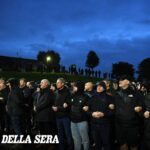 Tensione in Irlanda del Nord: catene umane bloccano la marcia unionista a Portadown