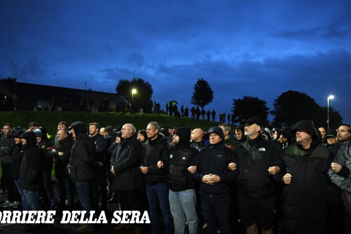 Tensione in Irlanda del Nord: catene umane bloccano la marcia unionista a Portadown