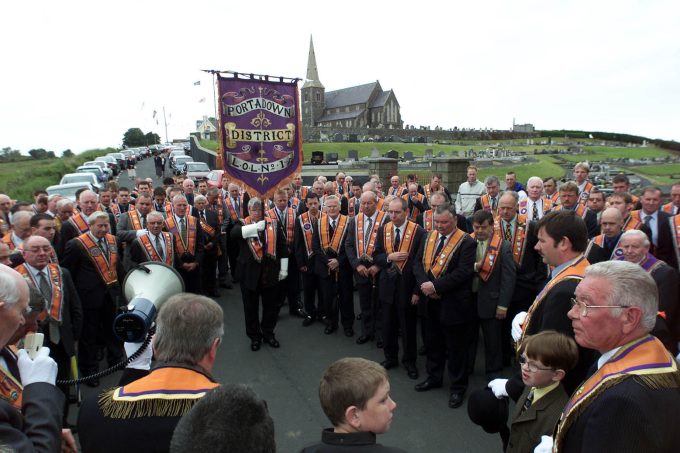 Tensioni a Portadown per la marcia protestante dell'Orange Order in una zona cattolica