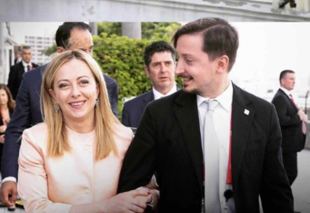 Tommaso Longobardi lascia il suo ruolo di social media manager di Giorgia Meloni dopo quattro anni a Palazzo Chigi