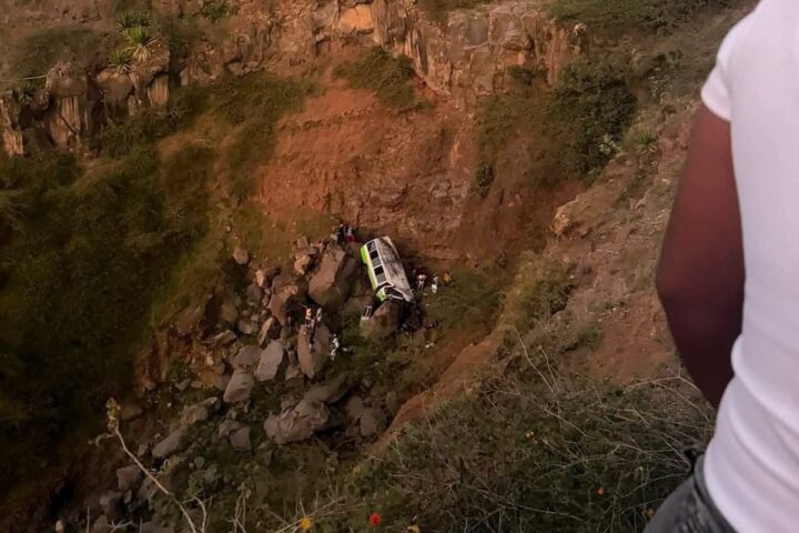 Tragedia a Capo Verde: 25 morti tra cui bambini per incidente autobus sull'isola di Fogo