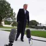 Trump accoglie Xi Jinping indossando cappotto e guanti nonostante i 19 gradi
