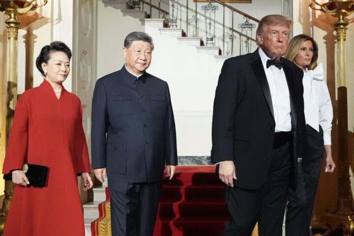 Trump e Xi Jinping si incontrano alla cena di Stato alla Casa Bianca: omaggio simbolico con un'aquila americana