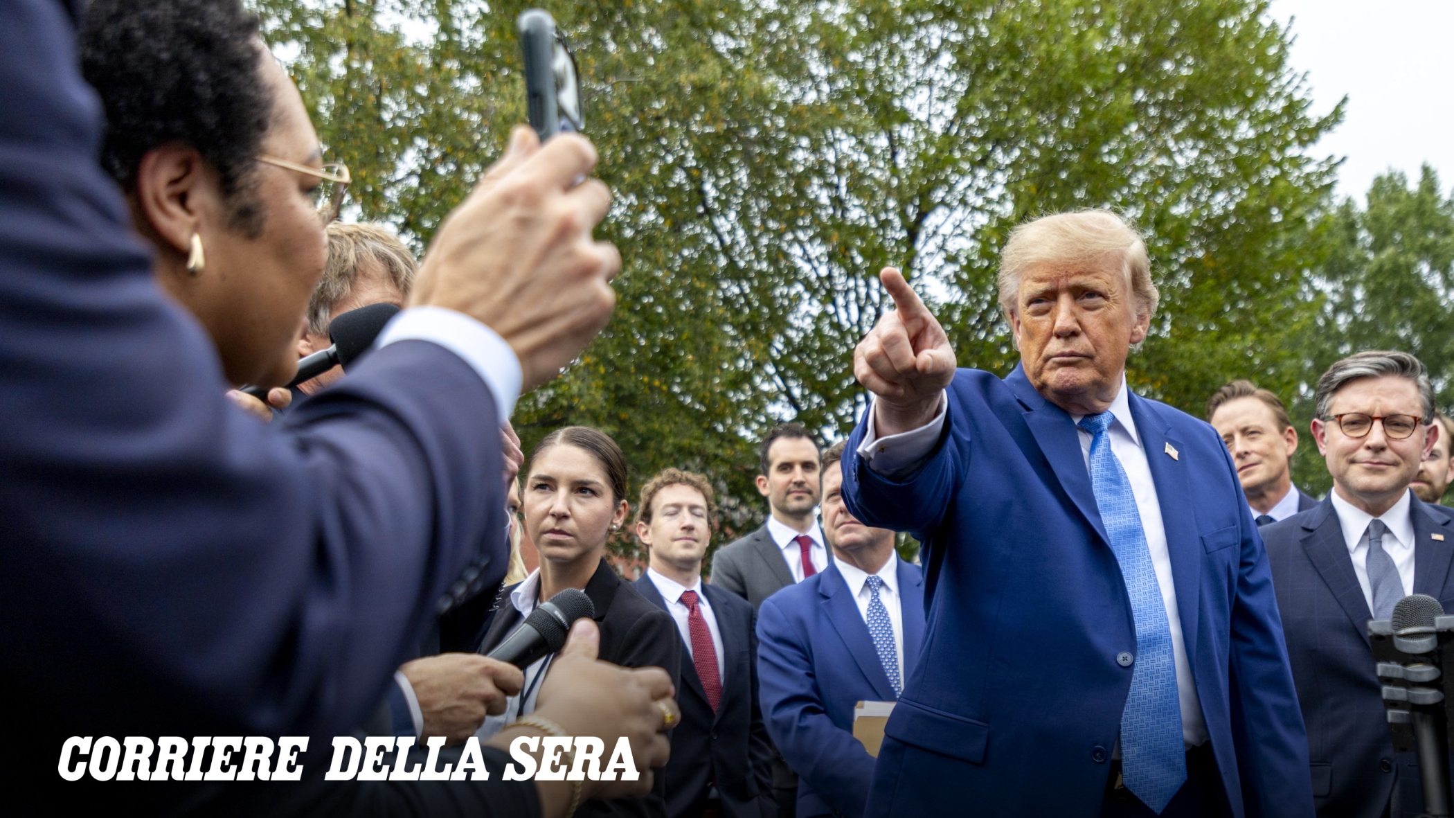Trump firma accordo "moralmente vincolante" sull'intelligenza artificiale con leader tecnologici