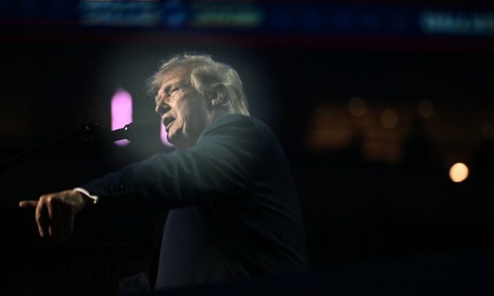 Trump offre 5.000 dollari agli americani per il voto, promessa da 1.350 miliardi