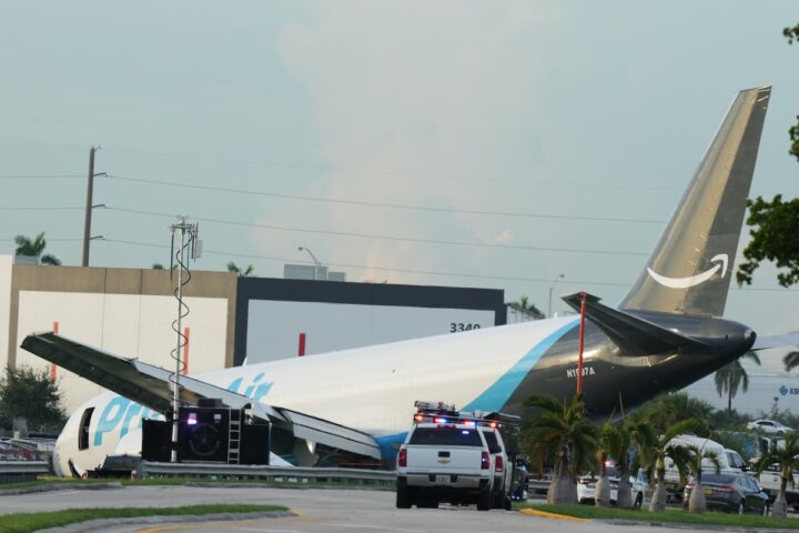 Un aereo cargo di Amazon esce di pista a Miami: cinque morti e cinque feriti