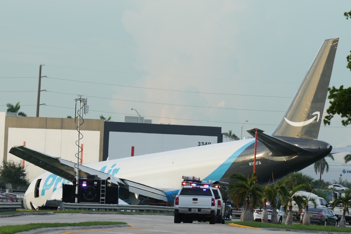 Un aereo cargo di Amazon esce di pista a Miami: cinque morti e cinque feriti