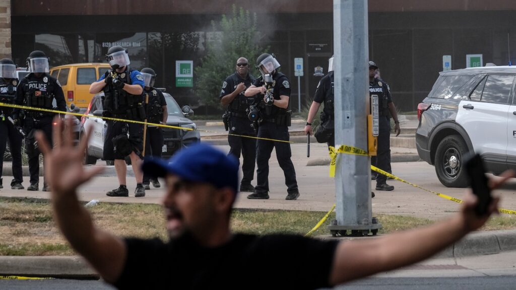 Un agente dell'ICE spara e ferisce gravemente un uomo a Austin, Texas