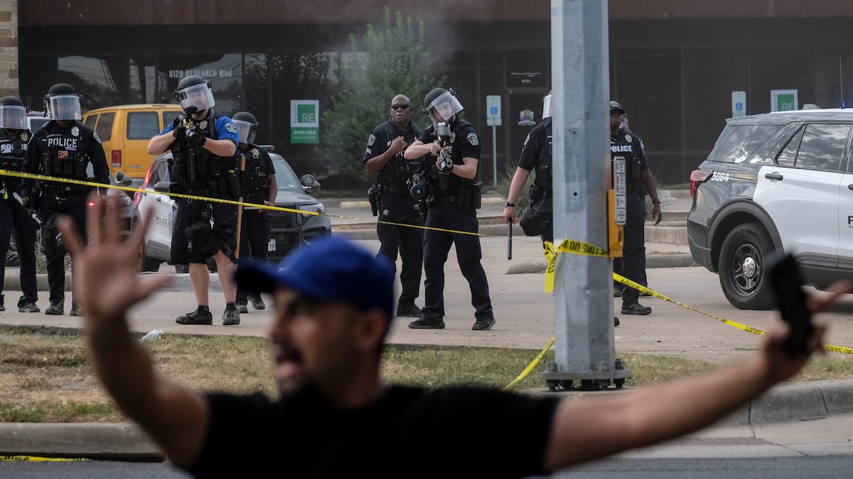 Un agente dell'ICE spara e ferisce gravemente un uomo a Austin, Texas