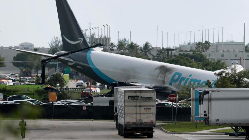 Un Boeing 767 di Amazon esce di pista all’aeroporto di Miami e prende fuoco: cinque morti accertati