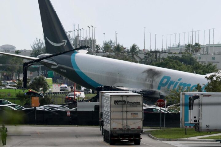 Un Boeing 767 di Amazon esce di pista all’aeroporto di Miami e prende fuoco: cinque morti accertati