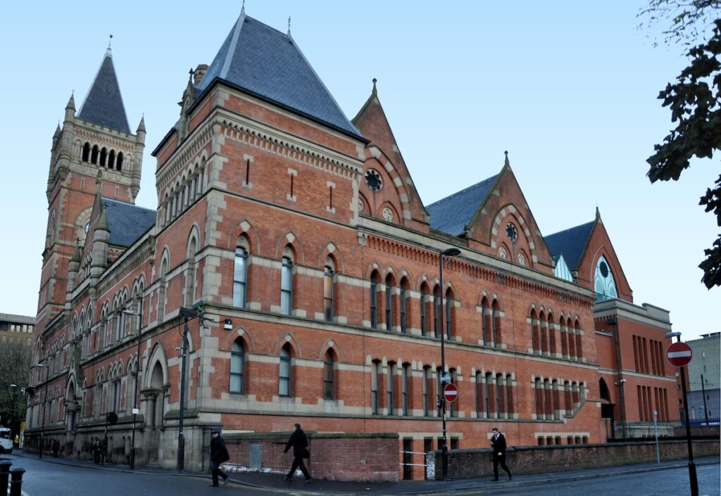 Un uomo ammette di aver drogato e stuprato la moglie per oltre vent'anni a Manchester