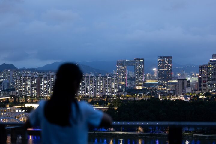 Un'app in Corea del Sud consente alle vittime di stalking di monitorare in tempo reale i persecutori