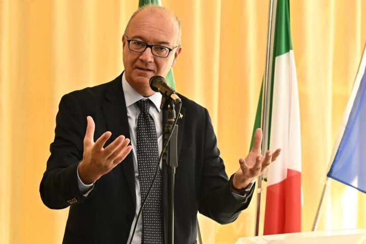 Valditara: il governo introduce un tetto del 30% per alunni stranieri nelle classi