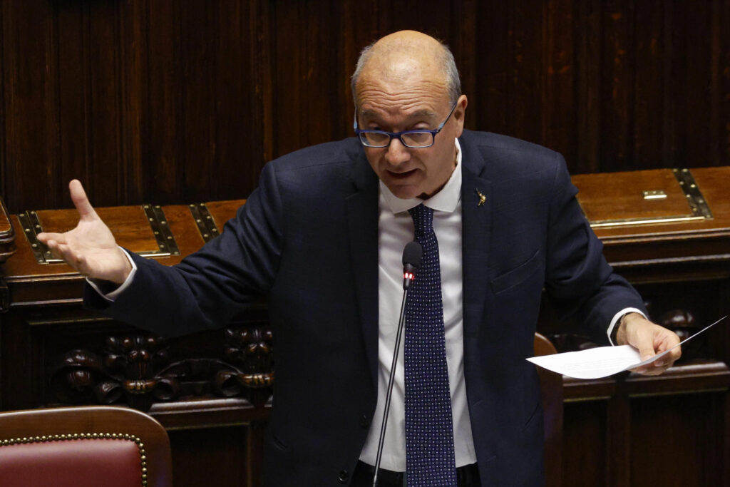 Valditara sulla fuga dei bianchi dalla scuola: «Preoccupato per l'Alabama degli anni '50 in Italia»