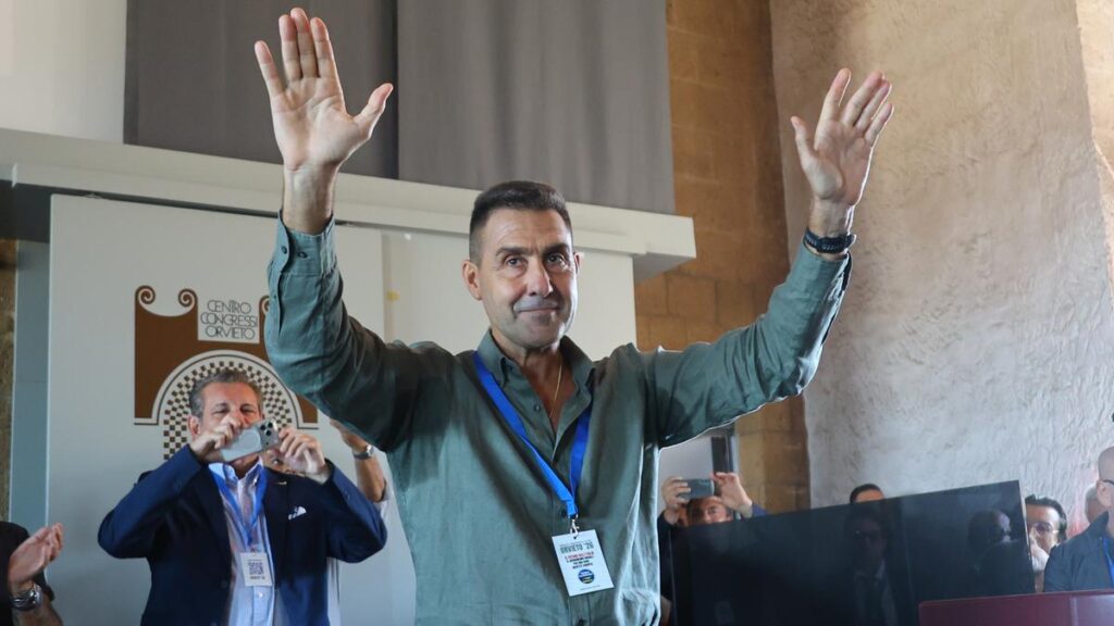 Vannacci: “Io preferisco le donne senza gonna”, scatenando un’ondata di polemiche politiche
