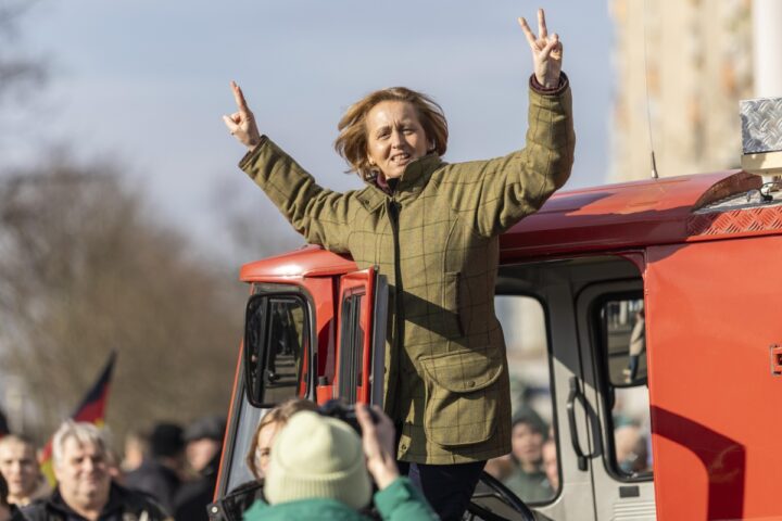 Von Storch: «Espelleremo un milione e mezzo di afghani e siriani per alleggerire la Germania»