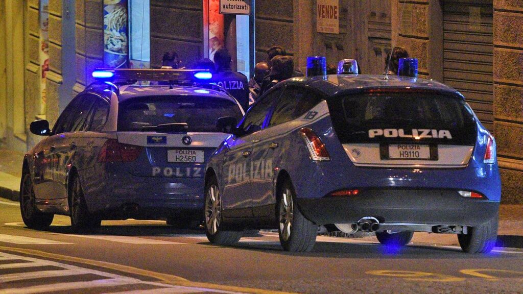 Aggressione violenta a Napoli: uomo di 50 anni colpito mentre difende le figlie
