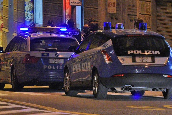 Aggressione violenta a Napoli: uomo di 50 anni colpito mentre difende le figlie