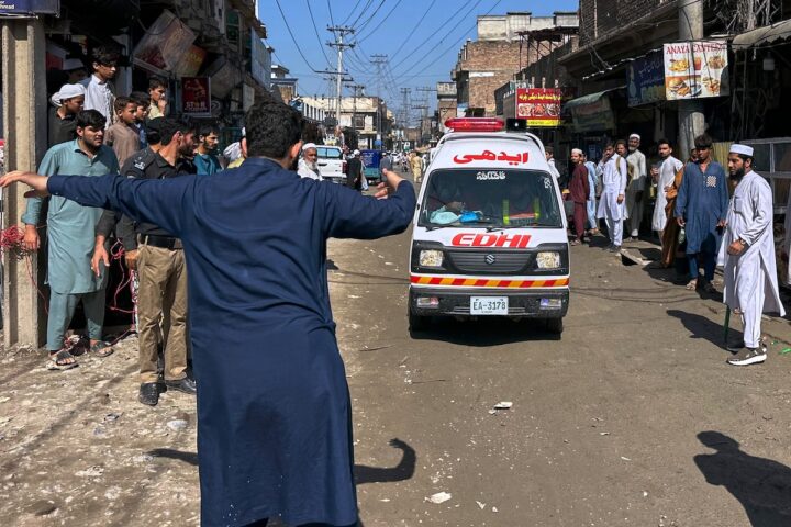 Almeno 27 alunni e un'insegnante morti per il crollo del tetto di una scuola a Peshawar