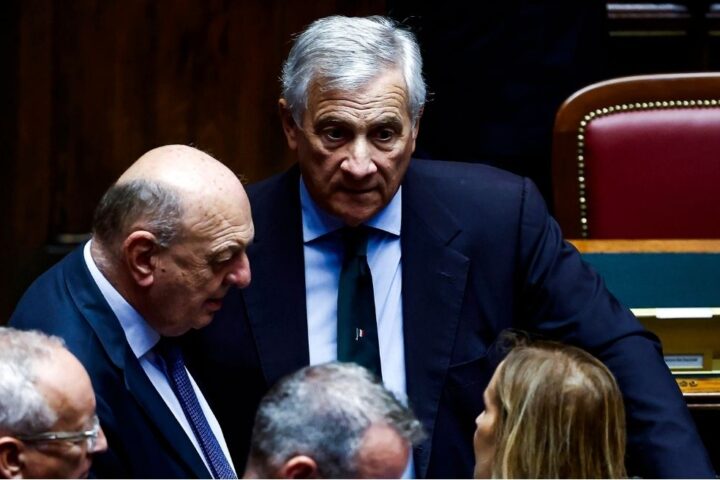 Approvata la fiducia sull'articolo 1 della legge elettorale, proteste dalle opposizioni a Montecitorio