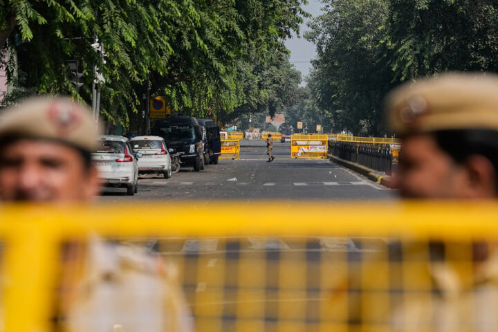 Arrestati i leader del Cockroach Janta Party a New Delhi durante una manifestazione contro la Commissione elettorale