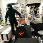 Arrestati tre minorenni a Torino per fabbricazione di molotov dopo violenti scontri