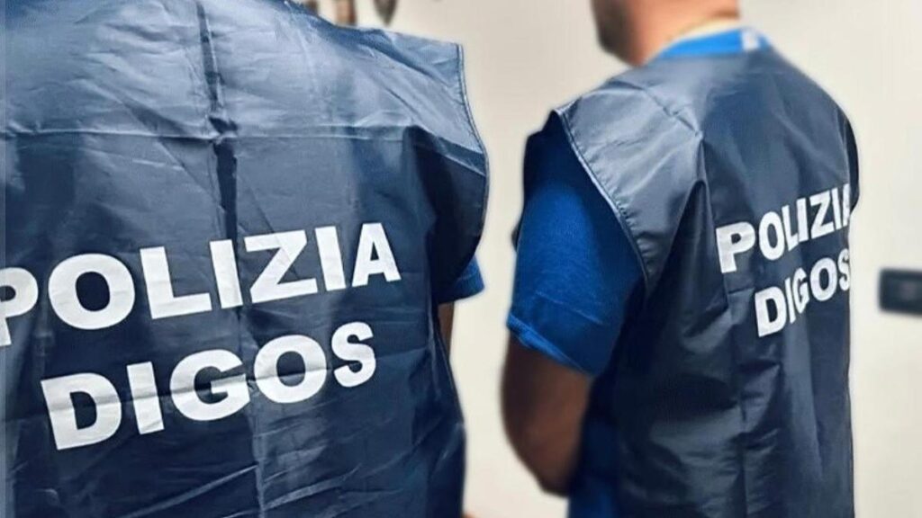 Arrestato anarchico a Roma dopo il lancio di una bottiglia contro un funzionario della Digos