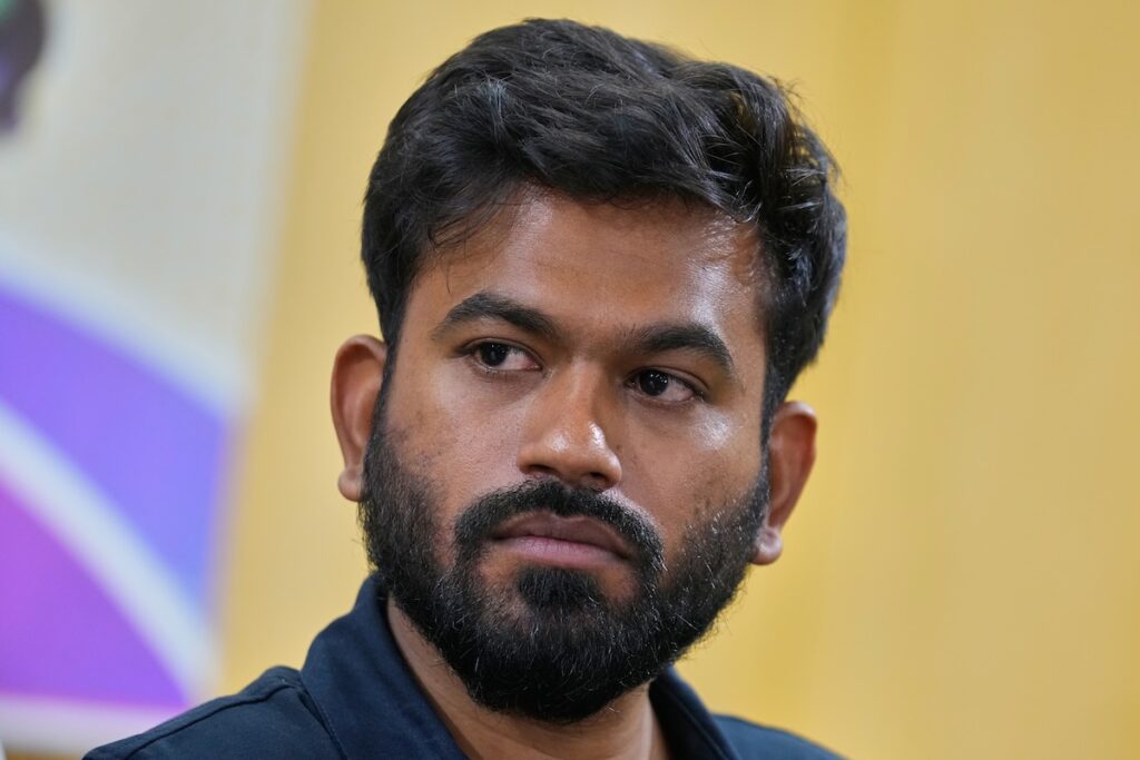 Arrestato di nuovo Abhijeet Dipke, fondatore del partito degli scarafaggi, a New Delhi