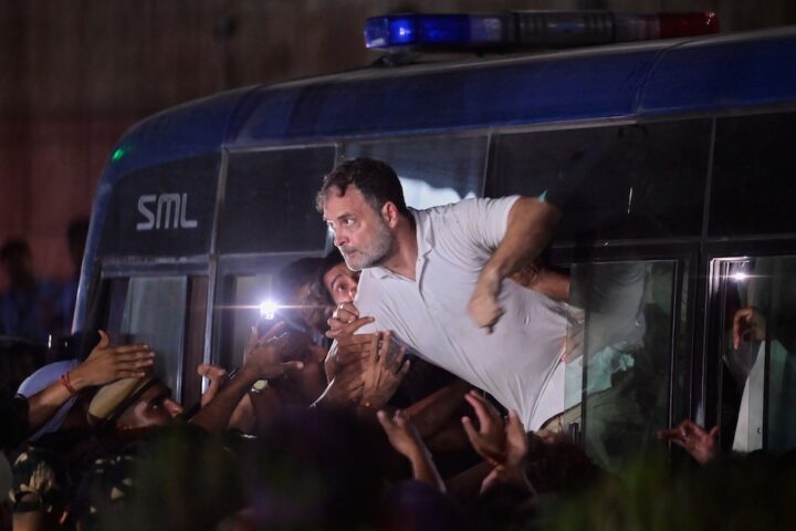 Arresto caotico del leader dell'opposizione Rahul Gandhi in India durante le proteste contro le elezioni