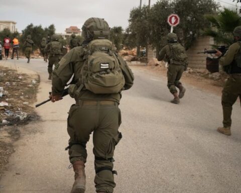 Attacco dei coloni israeliani a Abu Falah durante la raccolta delle olive: un'aggressione contro i palestinesi