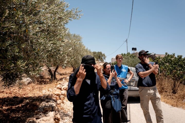 Attivista israeliano Andrey X aggredito e arrestato in Cisgiordania da coloni armati
