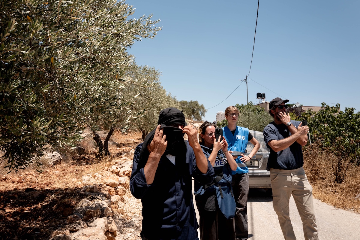 Attivista israeliano Andrey X aggredito e arrestato in Cisgiordania da coloni armati