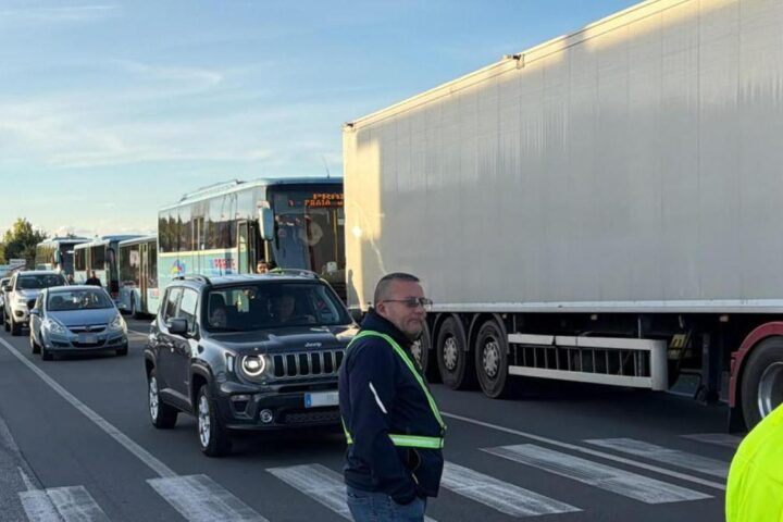 Autotrasportatori in protesta in tutto il sud Italia per il caro carburante