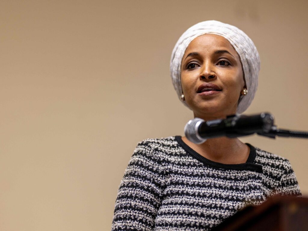 Blitz all'alba nella casa della deputata Ilhan Omar a Washington per indagine penale sul suo status di immigrata