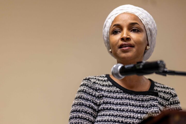 Blitz all'alba nella casa della deputata Ilhan Omar a Washington per indagine penale sul suo status di immigrata