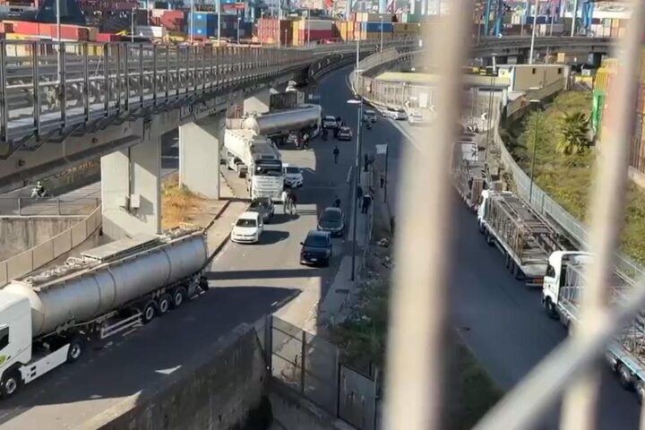 Blocco A1 e A30: protesta dei trasportatori paralizza il sud Italia e provoca crisi nei supermercati