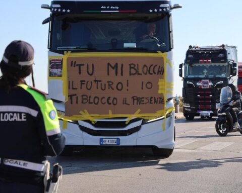Blocco dei tir in Italia: crisi dei rifornimenti e reazione del governo