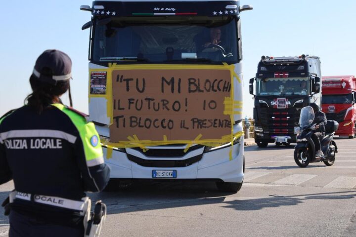 Blocco dei tir in Italia: crisi dei rifornimenti e reazione del governo