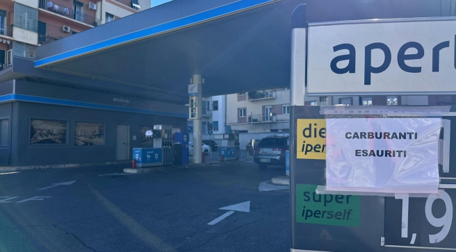 Blocco dell'Ilva paralizza il Sud: carburanti esauriti e scaffali vuoti