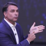 Bolsonaro si esibisce in gesto controverso durante dibattito elettorale, diventa meme virale